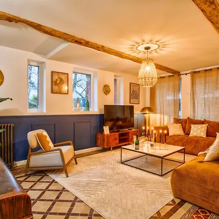 Holiday home Maison Adeli - Spa- Brasero-billard- Netflix-wifi
