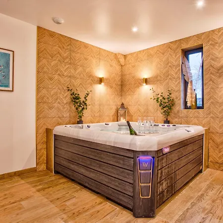 Holiday home Maison Adeli - Spa- Brasero-billard- Netflix-wifi