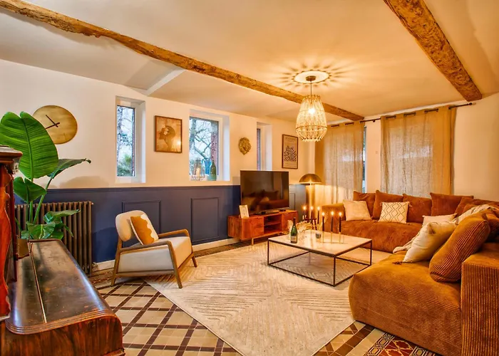 Holiday home Maison Adeli - Spa- Brasero-billard- Netflix-wifi