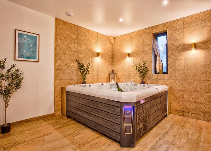 Holiday home Maison Adeli - Spa- Brasero-billard- Netflix-wifi